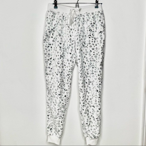 Aeropostale fuzzy white and grey leopard print Pyjama set top/bottom - Picture 2 of 4